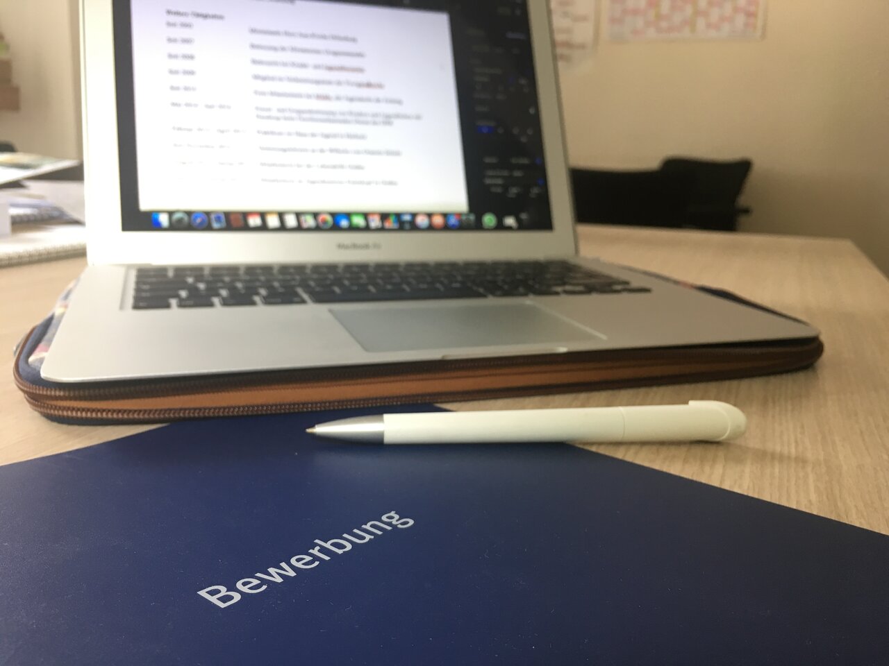 Bild eines Notebooks und Schreibutensilien