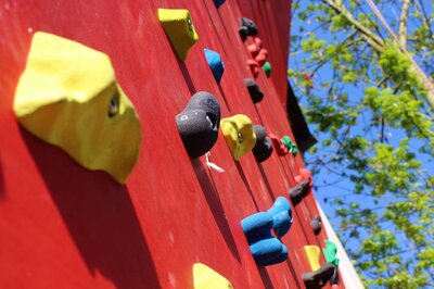 Bild der Kletterwand des Hauses der Jugend